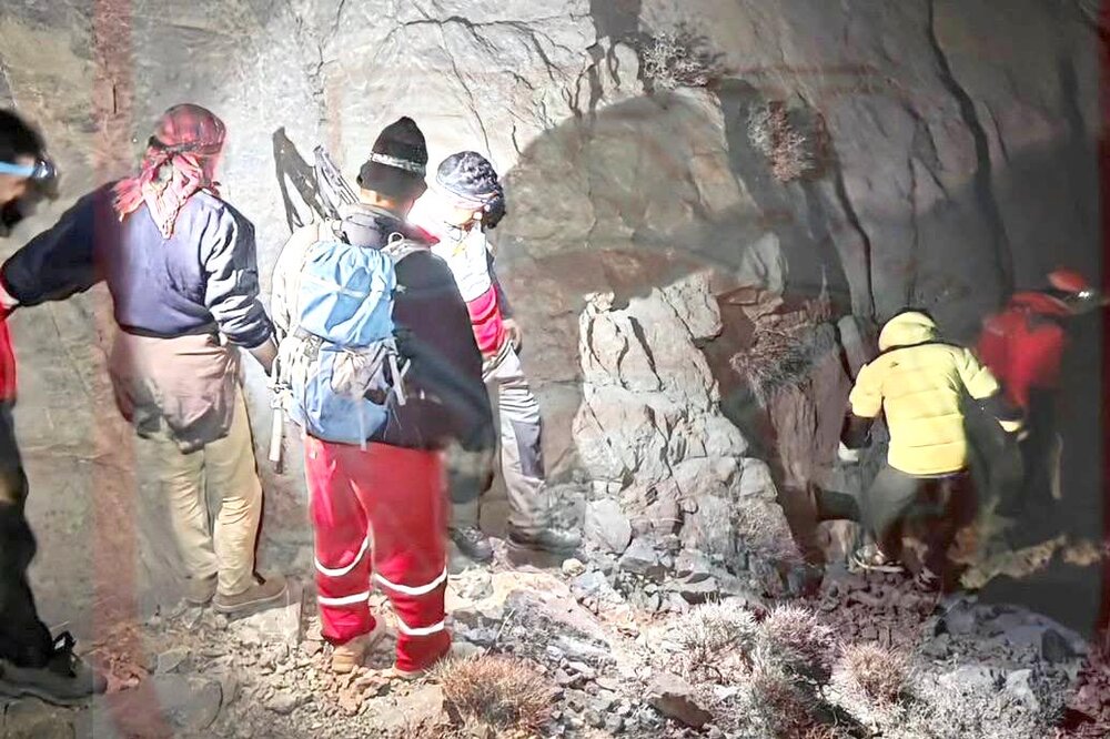 نجات ۲ فرد گرفتار در ارتفاعات پیر نارکی مهریز با تلاش ۲۶ ساعته‌ امدادگران