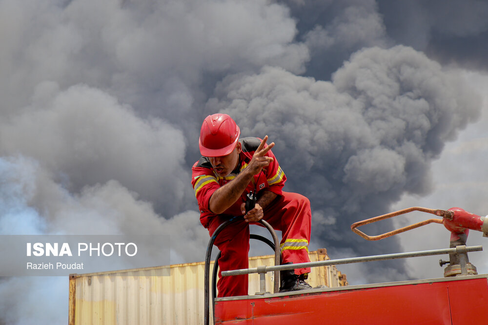حریق انبار پالت چوب در شاهدیه یزد مهار شد