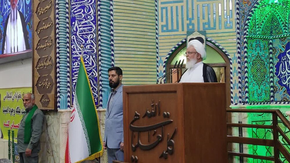 خطیب جمعه یزد: برخی به رغم رفتار خصمانه دشمنان حرف از اعتماد به آنها می‌زنند!