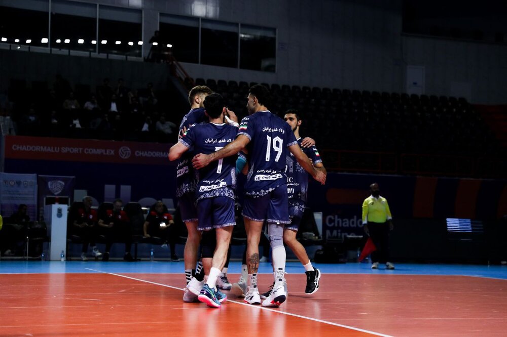 پیروزی تیم والیبال چادرملو در جدال ۱۵۰ دقیقه‌ای با طبیعت